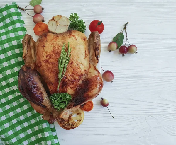 Frango Frito Inteiro Tomate Fundo Madeira — Fotografia de Stock