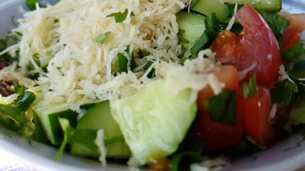 Komkommer Salade Bleekselderij Tomaten Slow Motion Shot — Stockvideo