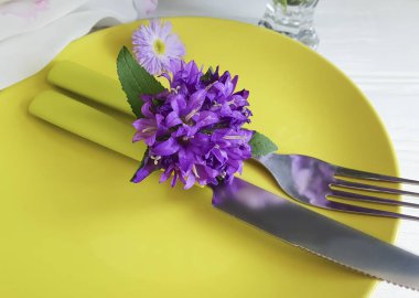 tabak, çatal, bıçak, kasımpatı çiçekleri Beyaz ahşap zemin üzerinde