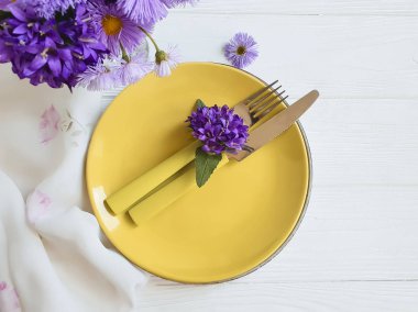 tabak, çatal, bıçak, kasımpatı çiçekleri Beyaz ahşap zemin üzerinde