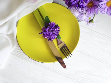 tabak, çatal, bıçak, kasımpatı çiçekleri Beyaz ahşap zemin üzerinde