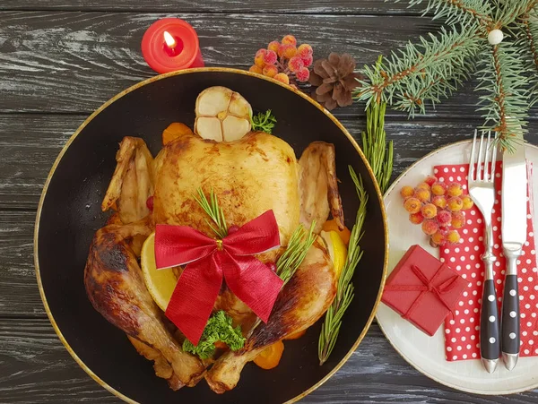 Noël Rôti Entier Sur Fond Bois Fourchette Couteau Assiette Arc — Photo