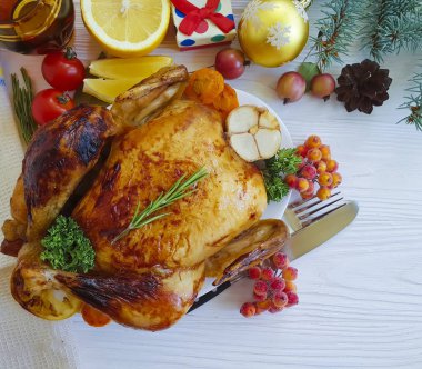 Kızarmış bütün tavuk, domates ahşap arka plan üzerinde