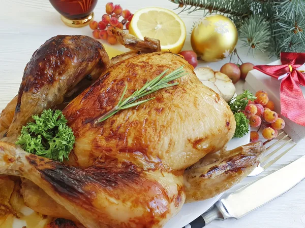 Poulet Frit Noël Entier Blanc Sur Fond Bois — Photo