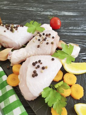 ahşap arka plan üzerinde ham baharat tavuk bacağı