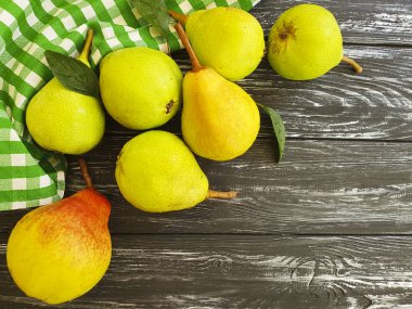 Siyah ahşap zemin taze organik armut