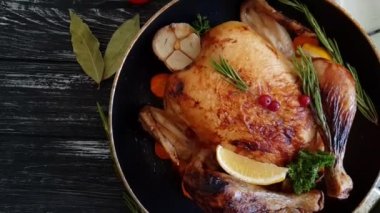 ahşap arka plan ağır çekim çekim bütün kızarmış tavuk