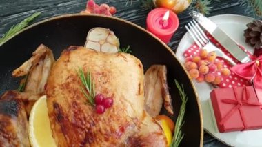 Bütün kızarmış tavuk, bir ahşap arka plan ağır çekim üzerine de mum Noel ağacının dalını