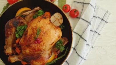 ahşap arka plan ağır çekim çekim bütün kızarmış tavuk