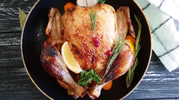 Poulet Frit Entier Sur Fond Bois Tir Ralenti — Video