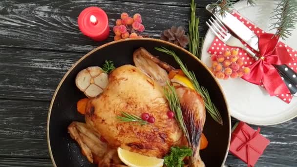 Pollo Asado Entero Rama Árbol Navidad Vela Sobre Fondo Madera — Vídeos de Stock