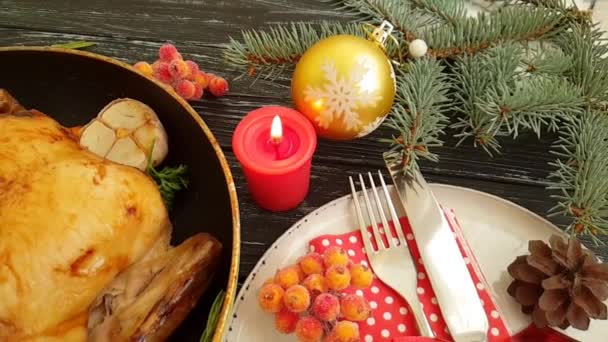 整只烤鸡 树枝一棵圣诞树 蜡烛上的木质背景慢动作 — 图库视频影像