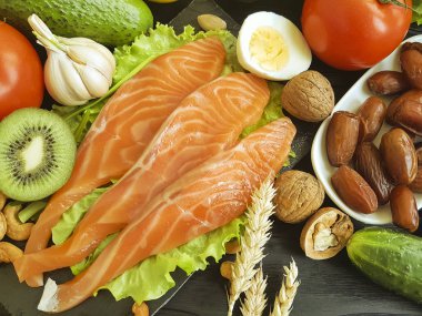 kırmızı balık, avokado, fındık siyah ahşap zemin, sağlıklı gıda