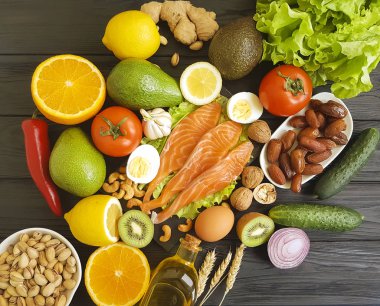 kırmızı balık, avokado, fındık siyah ahşap zemin, sağlıklı gıda