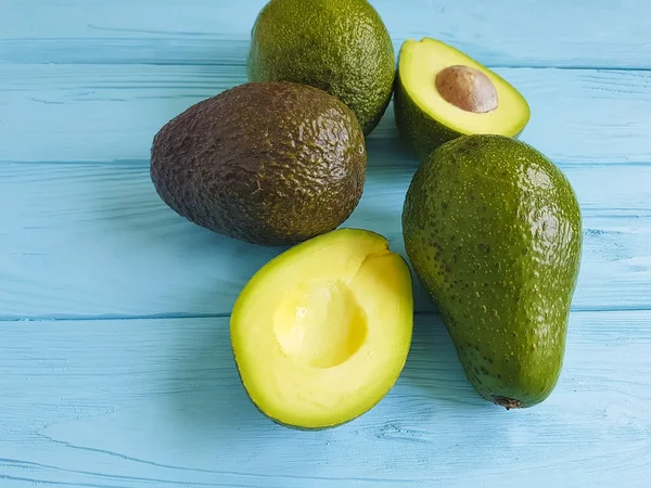 Aguacate Maduro Sobre Fondo Madera Azul —  Fotos de Stock