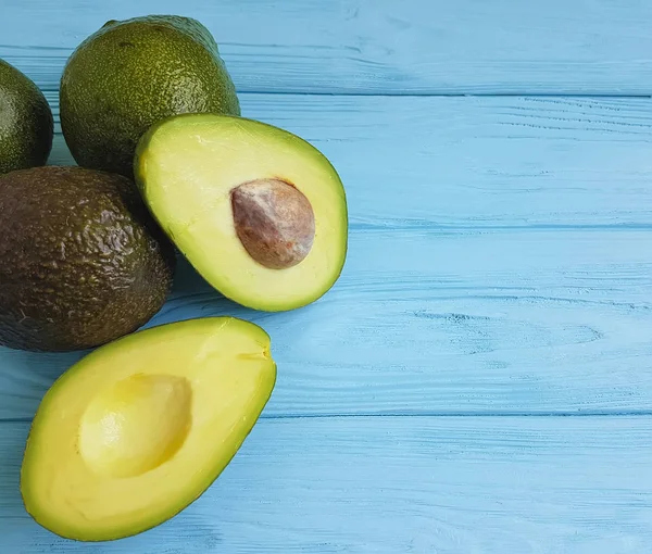 Aguacate Maduro Sobre Fondo Madera Azul —  Fotos de Stock