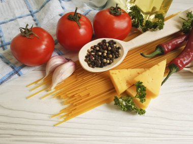 Spagetti, domates, sarımsak, Beyaz ahşap zemin, üzerine peynir pişirme