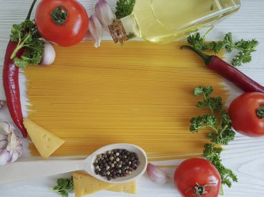 Spagetti, domates, sarımsak, Beyaz ahşap zemin, üzerine peynir pişirme