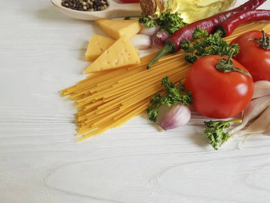 Spagetti, domates, sarımsak, Beyaz ahşap zemin, üzerine peynir pişirme