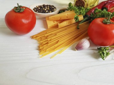 Spagetti, domates, sarımsak, Beyaz ahşap zemin, üzerine peynir pişirme