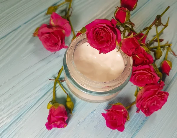 Flor Rosa Cosmética Crema Sobre Fondo Madera Azul —  Fotos de Stock