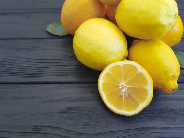 taze limon siyah ahşap zemin