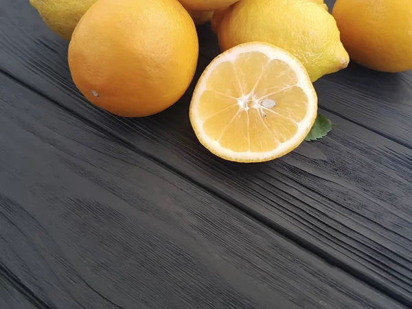 Fresh Lemon Black Wooden Background — Stock Photo, Image