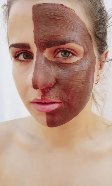 Chica Máscara Facial Chocolate Cosmético —  Fotos de Stock