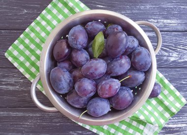 taze organik Erik ahşap bir arka plan üzerinde havlu