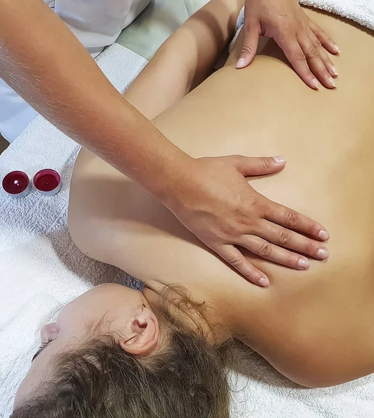 Back Massagem Menina Salão Spa Procedimento — Fotografia de Stock