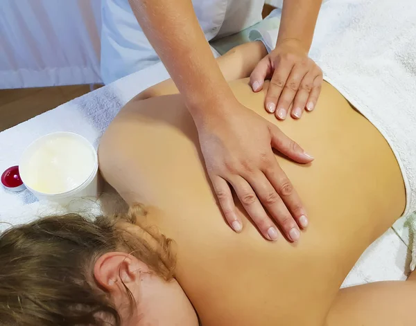 Rückenmassage Mädchen Salon Wellness Verfahren — Stockfoto