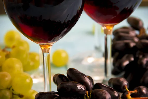 Glas Wein Frische Trauben Auf Holzgrund — Stockfoto