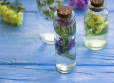 Krem Kozmetik, yabani çiçek özü ahşap arka plan üzerinde