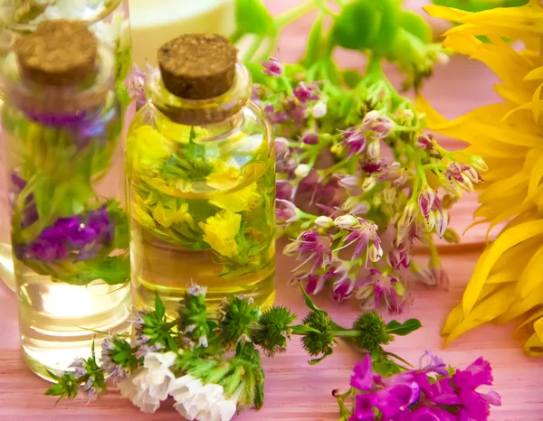 Crema Cosmética Flores Silvestres Esencia Sobre Fondo Madera — Foto de Stock