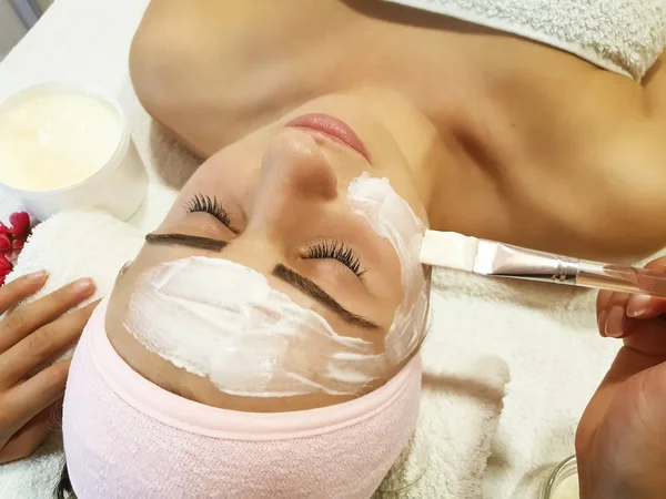 Belle Fille Masque Cosmétique Dans Procédure Salon Spa Détente — Photo