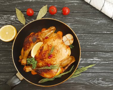 kızarmış tavuk, domates siyah ahşap zemin