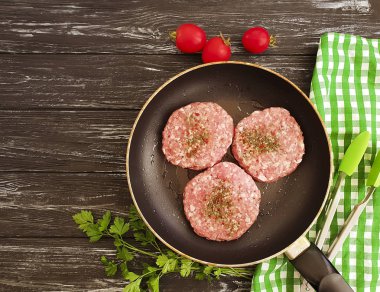 çiğ et, göğsü, kıyılmış et ahşap arka plan üzerinde