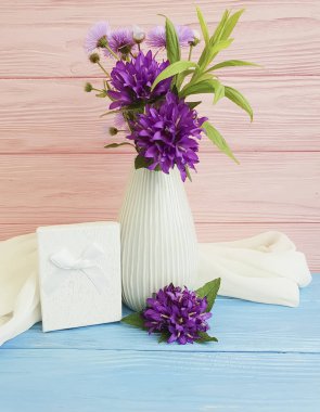 buket krizantem çan ahşap arka plan üzerinde bir vazoda