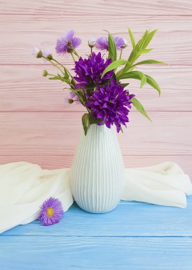 buket krizantem çan ahşap arka plan üzerinde bir vazoda