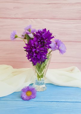 buket krizantem çan ahşap arka plan üzerinde bir vazoda