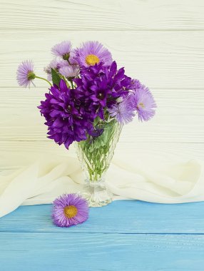 buket krizantem çan ahşap arka plan üzerinde bir vazoda