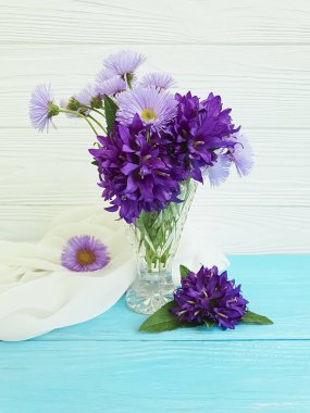 buket krizantem çan ahşap arka plan üzerinde bir vazoda