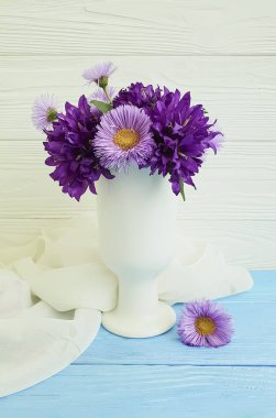 buket krizantem çan ahşap arka plan üzerinde bir vazoda