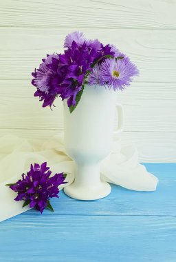 buket krizantem çan ahşap arka plan üzerinde bir vazoda