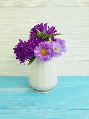 buket krizantem çan ahşap arka plan üzerinde bir vazoda