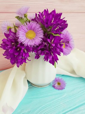 buket krizantem çan ahşap arka plan üzerinde bir vazoda