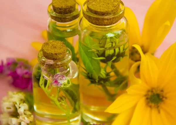 Esencia Cosmética Aceite Flores Sobre Fondo Madera —  Fotos de Stock