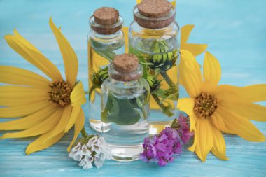 Kozmetik, petrol, ahşap arka plan üzerinde çiçek özü 