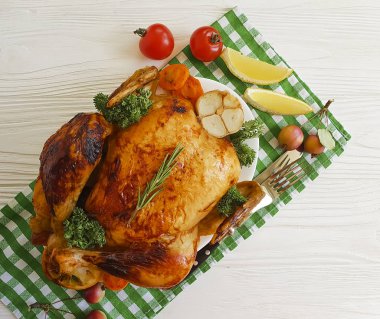 kızarmış tavuk bütün, sarımsak, yeşil ahşap arka plan üzerinde