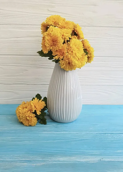 Jarrón Con Crisantemos Amarillos Sobre Fondo Madera — Foto de Stock